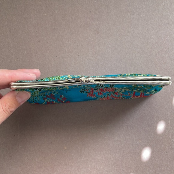 Vintage AS IS blue Chinese silk pouch - kiss closure - Picture 6 of 6